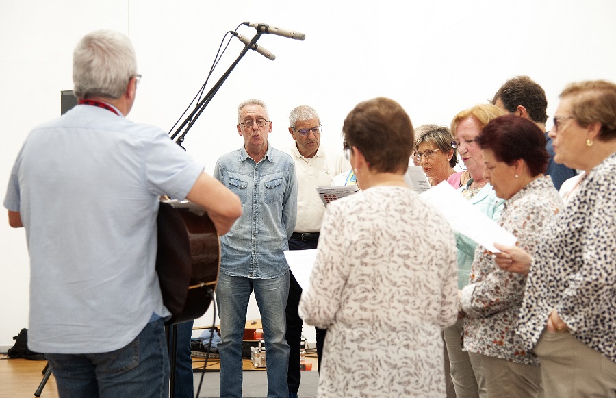 Grupo cantando