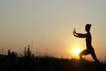 Una persona practicando Tai Chi.