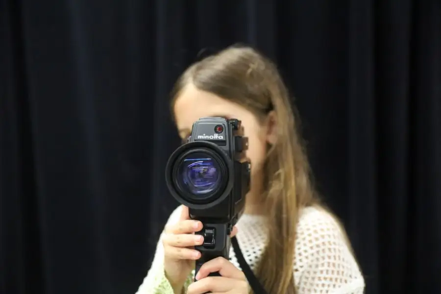 Neska bat kamerarekin filmatzen