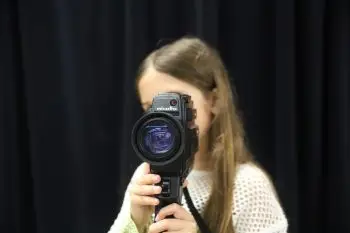 Neska bat kamerarekin filmatzen