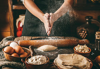 Persona en cocina con las manos enharinadas