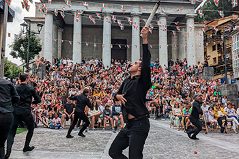 Trio Terenoen Semeak bailando en una representación de  Festamentua