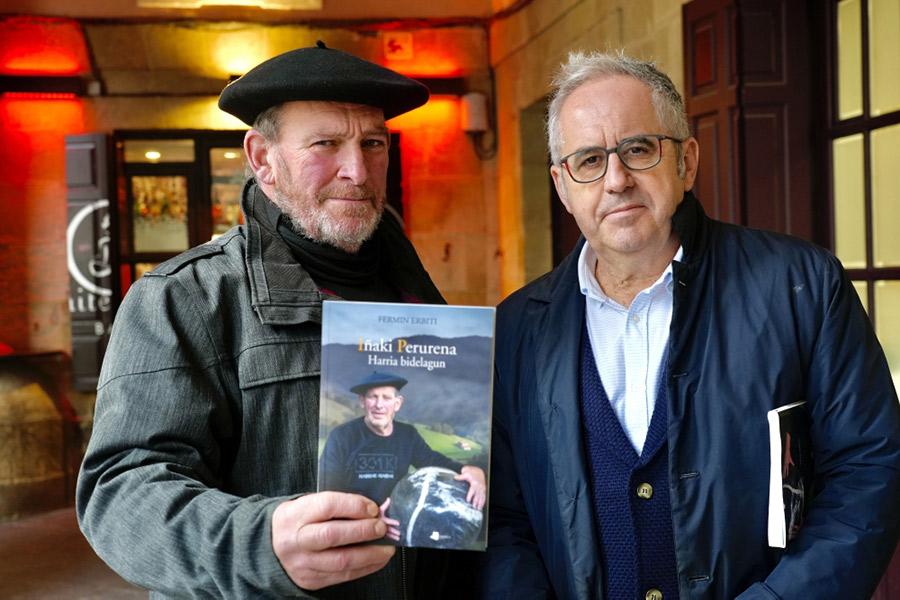Perurena y Erbiti con el libro