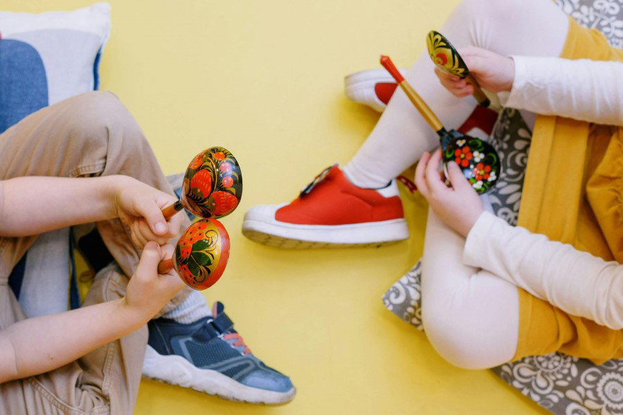 Un niño y una niña con instrumentos musicales