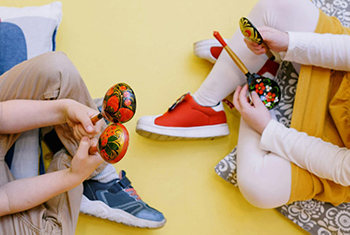Un niño y una niña con instrumentos musicales