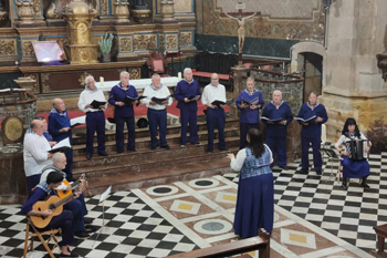 El coro Arando actuando en una iglesia
