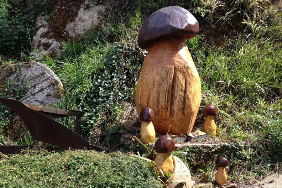 Esculturas de setas en madera