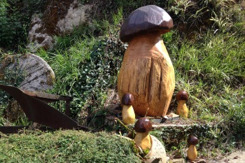 Esculturas de setas en madera