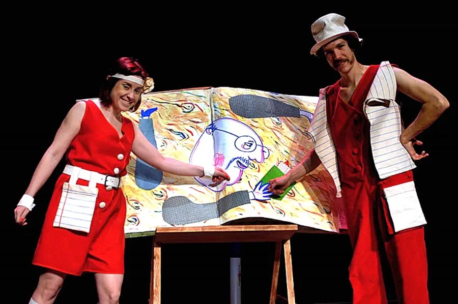 Nikaxita y Grigor enseñando dibujos en un libro enorme