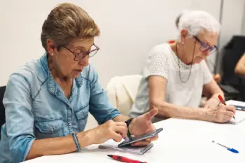 Dos mujeres en un curso de móvil