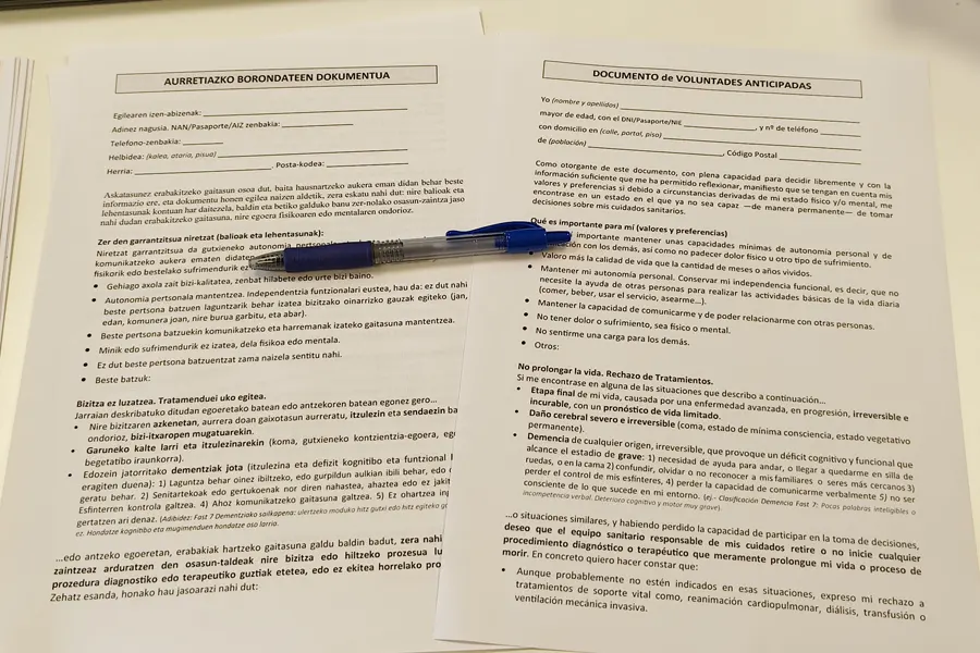 Dos formularios del Documento de Voluntades anticipadas, en eusker ay castellano