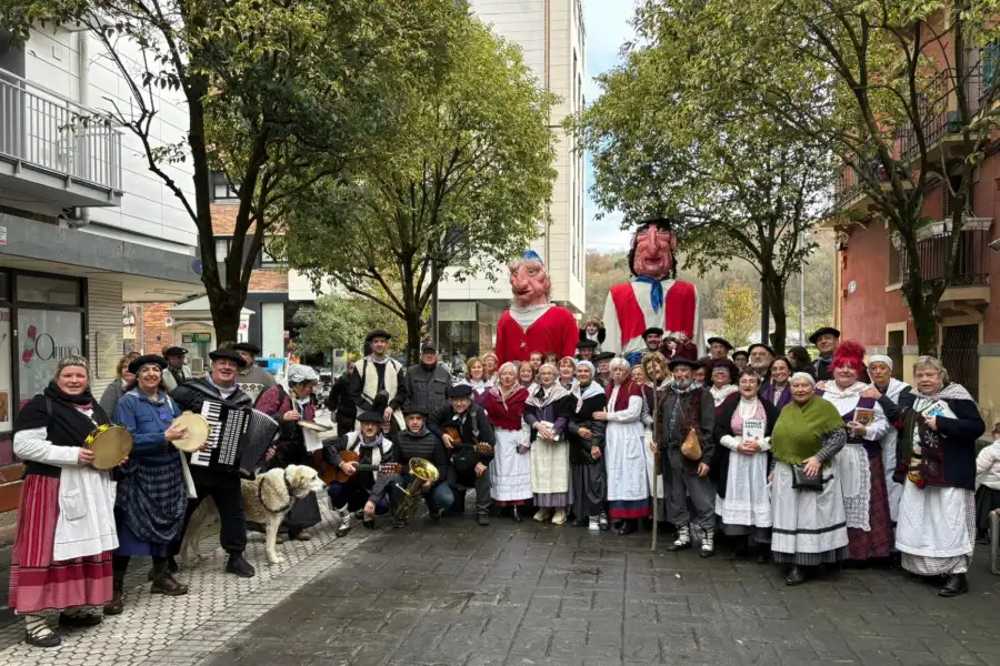 Fotografía grupal de la kantujira