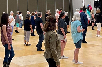 Grupo bailando en línea