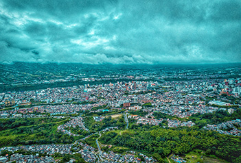 Ciudad con cielo nuboso