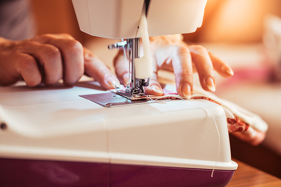 Persona cosiendo con máquina de coser