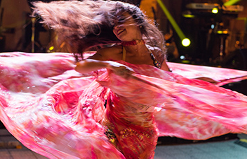 Chica bailando la danza del vientre
