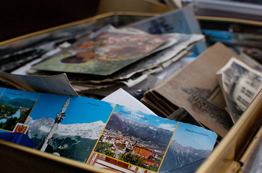 Postales y fotografías viejas en una caja