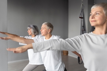 Tres mujeres haciendo gimnasia