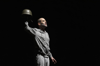 Ékoma Teatroren Lohi gorria antzezlanaren irudi bat