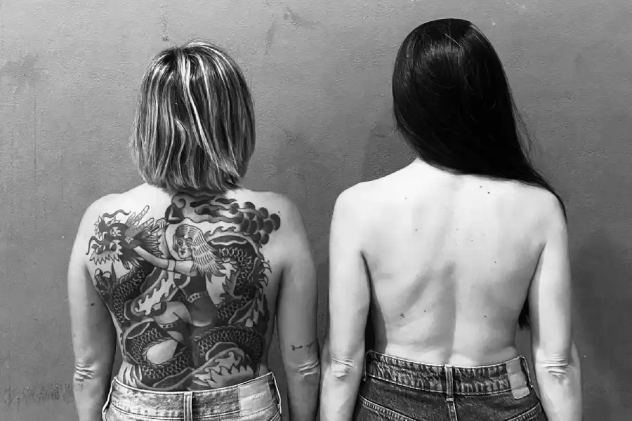 Dos chicas de espaldas sin ropa de cintura para arriba