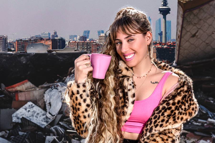 Isabel Rey con una taza rosa en la mano