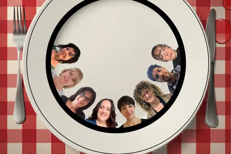 En un plato blanco la cara de los actores 