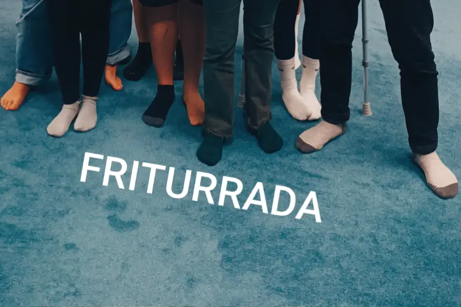 varias piernas en una moqueta azul