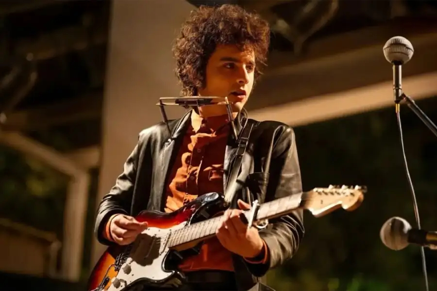 Timothée Chalamet tocando una guitarra