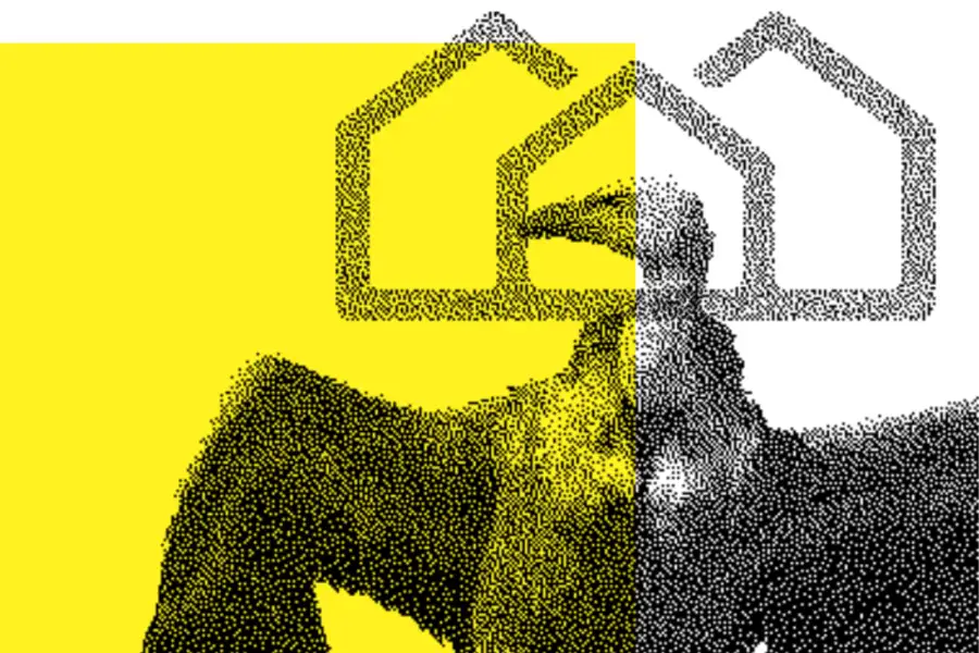 la cabeza  de un buitre en una casa
