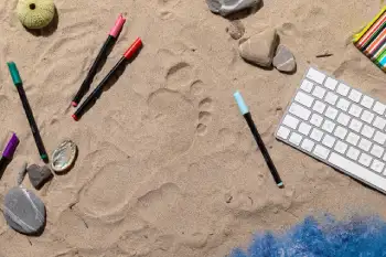 Diversos objetos en la arena