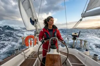 mujer navegando en velero