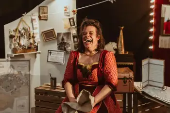 La Reina del Arga laneko irudia: emakume bat parrez  kamerino batean