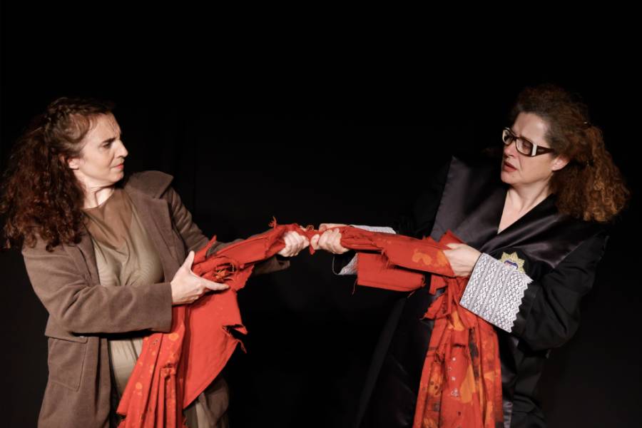 Una escena de la obra Aquí nunca pasa nada. Teatro sin papeles