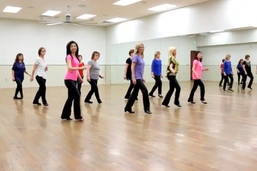 grupo de mujeres bailando en tres filas