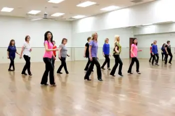 grupo de mujeres bailando en tres filas