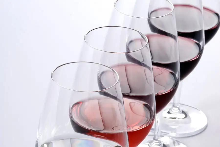 varias copas llenas de vino