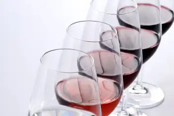 varias copas llenas de vino