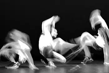 fotografia de tres personas bailando