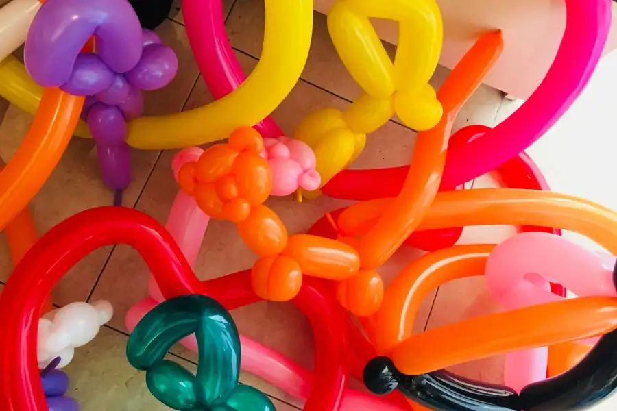 varios globos de colores