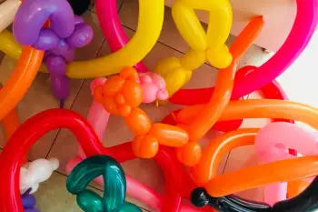varios globos de colores