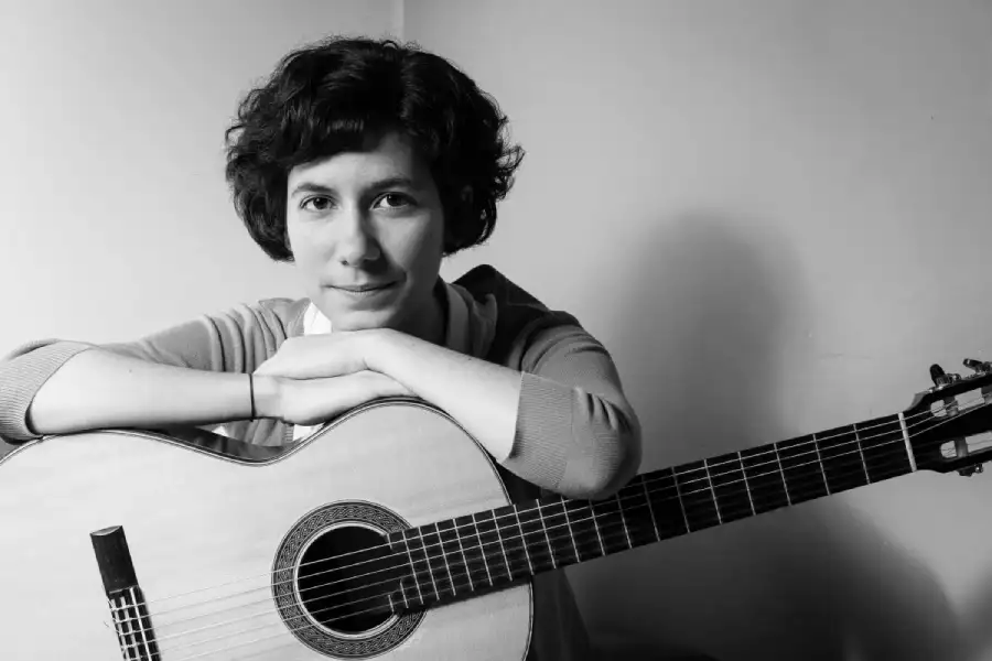 Itziar Navarro gitarra batekin