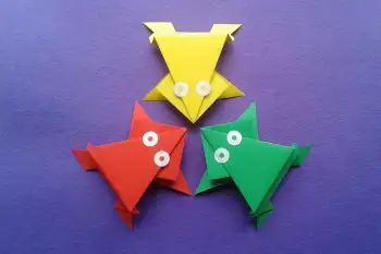 3 ranitas hechas con papeles de colores