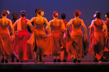 mujeres bailando sevillanas sobre el escenario