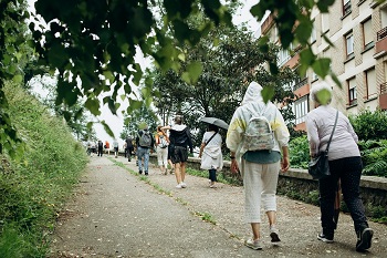Hainbat lagun Donostian barrena paseoan