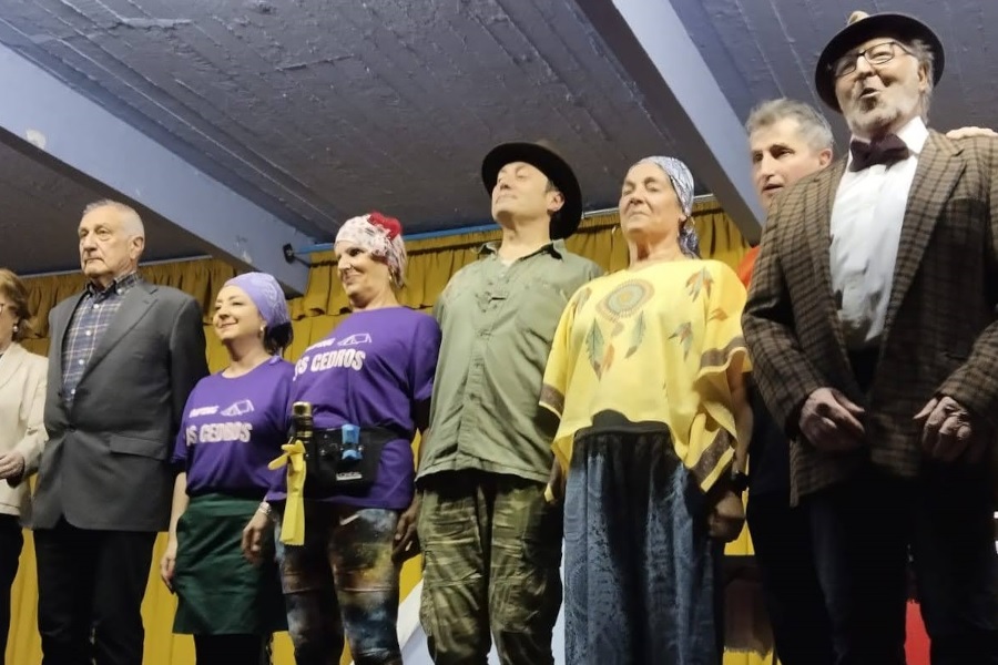 Parte del elenco de la obra El caso camping
