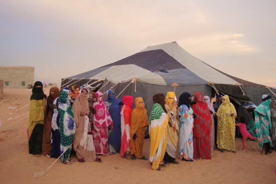 Imagen de mujeres saharauis en el desierto