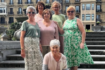 Grupo de actrices de la obra Suegras bárbaras. Grupo de teatro Armonía