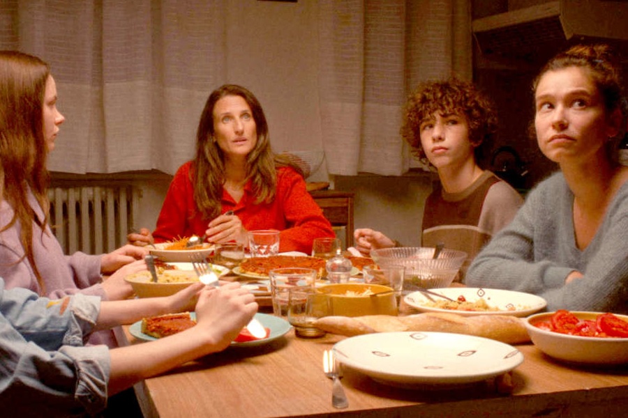 Imagen de la película Toni, en famille. Una familia reunida alrededor de la mesa