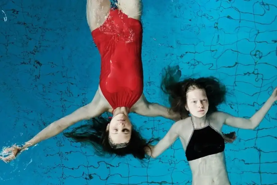 Dos personas nadando. Una imagen de la película Schwimmen