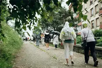 Hainbat lagun Donostian barrena paseoan